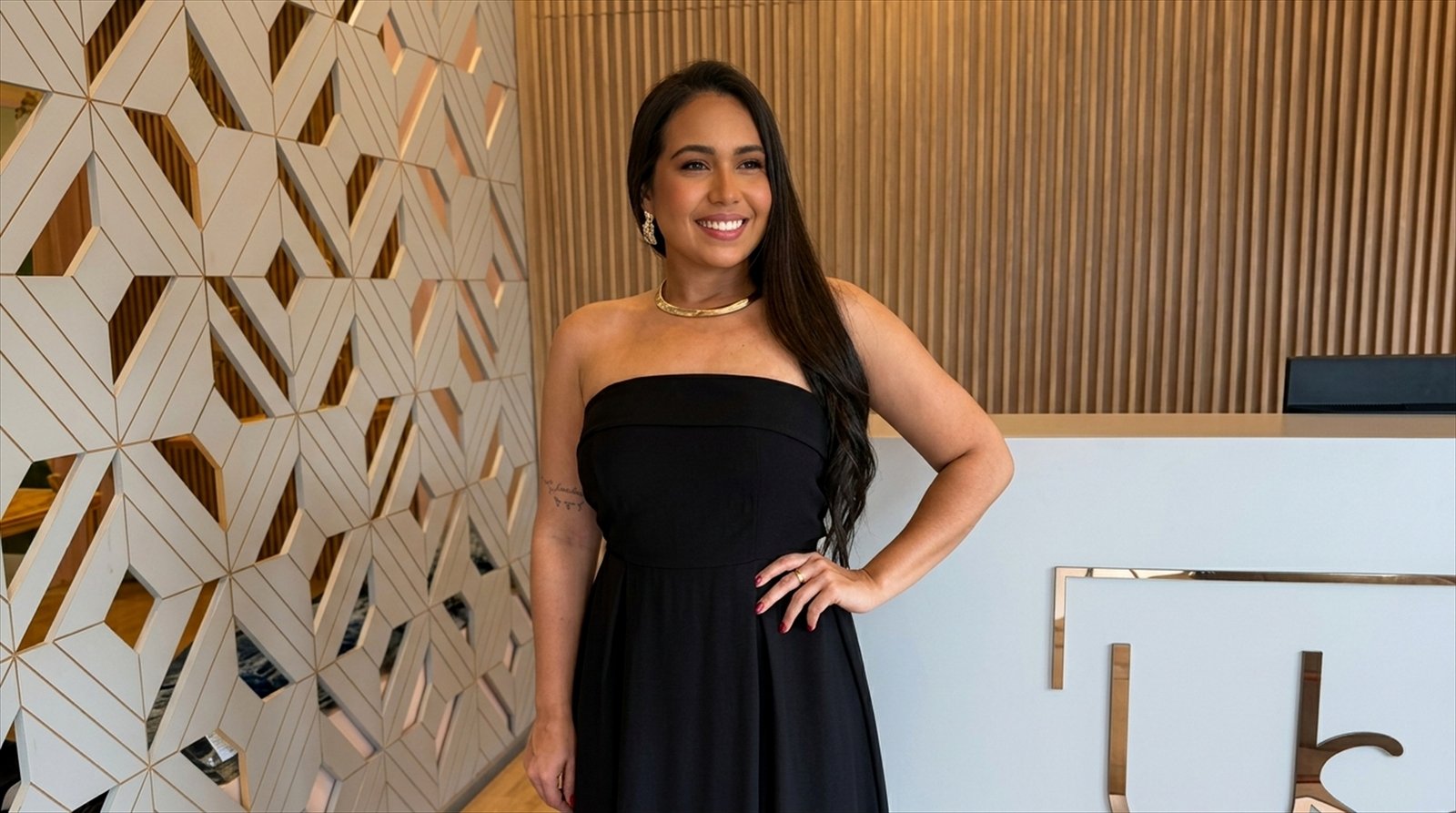 Modelo da Urbana Soul apresentando look elegante na loja física
